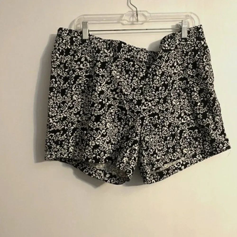 Land' N Sea Black/White Floral shorts, size 14